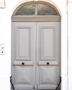 una grande porta bianca con un arco sopra di essa di Résidence Le Marly ad Annemasse