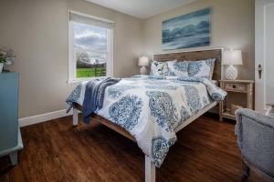 une chambre avec un lit et une fenêtre dans l'établissement Gaibler Country Cottage, à Newberg