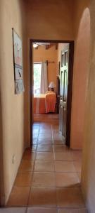 Postel nebo postele na pokoji v ubytování Deluxe Cat Condo