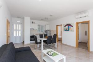 sala de estar con sofá y mesa en Apartments Villa Ari, en Dubrovnik
