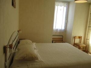 Un pat sau paturi într-o cameră la Auberge "AU BON ACCUEIL"