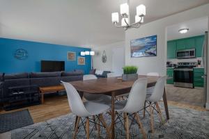 een eetkamer en een woonkamer met een tafel en stoelen bij Alberta Villa in Portland
