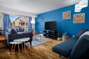 - un salon bleu avec un canapé et une télévision dans l'établissement Alberta Villa, à Portland