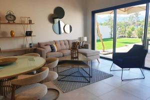 Posezení v ubytování Villa 5***** piscine proche de la plage Cala Rossa