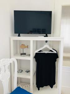 Televízia a/alebo spoločenská miestnosť v ubytovaní Stylish Home for 6 in Adamas