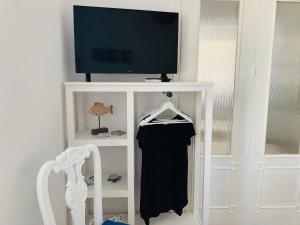 Televízia a/alebo spoločenská miestnosť v ubytovaní Stylish Home for 6 in Adamas