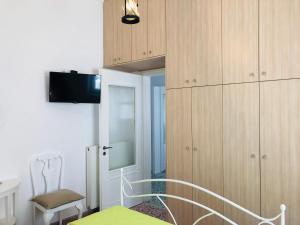 TV a/nebo společenská místnost v ubytování Stylish Home for 6 in Adamas