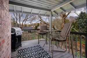 Un balcon sau o terasă la Summercrest Cottage