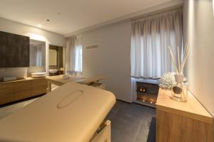 Кровать или кровати в номере Waldorf Palace Hotel