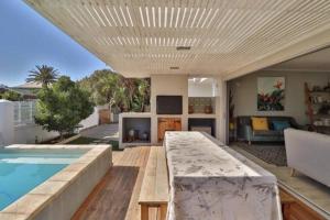 Kolam renang di atau dekat dengan Paradise Beach House with Pool and Parking