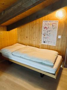Postel nebo postele na pokoji v ubytování Chalet Amwäg + 25 fotografií