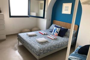 Giường trong phòng chung tại Cala Fornace