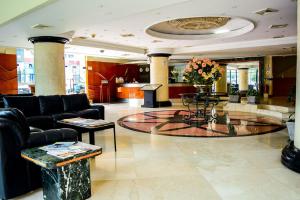 una hall con divani e tavolo in un edificio di Hotel Miramar a Lima