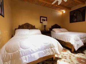 een slaapkamer met 2 bedden in een kamer bij Posada Las Reynas by Rotamundos in Mineral de Pozos
