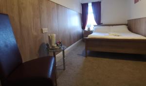 um pequeno quarto com uma cama e uma janela em The Hopton Hotel em Blackpool