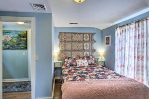 Katil atau katil-katil dalam bilik di Remodeled Farmhouse in Waterford Near 2 Beaches!