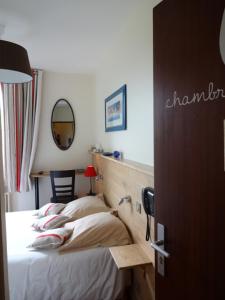 Voodi või voodid majutusasutuse Hôtel Beauséjour Erquy toas