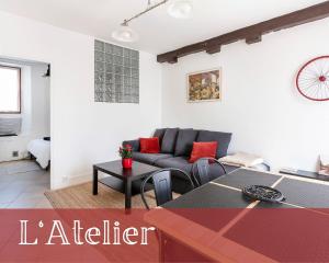 - un salon avec un canapé et une table dans l'établissement Les Logis de Marcoussis, à Marcoussis