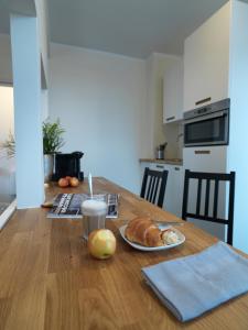 una mesa con un plato de pan y un vaso de leche en Soltau Apartments en Herford