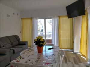 a living room with a table with flowers on it at Casa RITI Mesa del Mar in Tacoronte