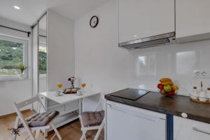 Kuchyň nebo kuchyňský kout v ubytování Studio apartmani Buljan + 18 fotografií