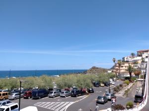a busy street with cars parked in a parking lot at Casa RITI Mesa del Mar in Tacoronte