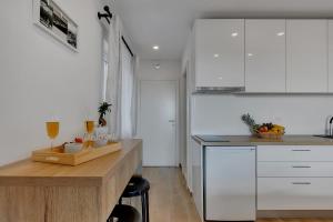 Kuchyň nebo kuchyňský kout v ubytování Studio apartmani Buljan
