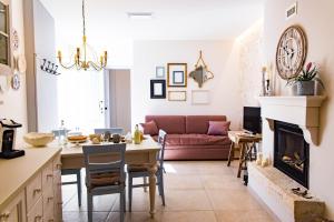 iannet في ألبيروبيلو: مطبخ وغرفة معيشة مع أريكة حمراء