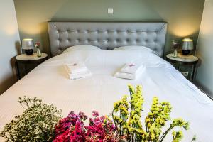 Ένα ή περισσότερα κρεβάτια σε δωμάτιο στο marguerite shop and stay
