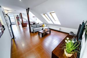 a living room with a couch and a table at Apartament Stylowy in Leszno