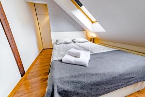 a bedroom with two beds with towels on them at Apartament Stylowy in Leszno