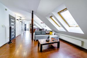 a living room with a couch and a table at Apartament Stylowy in Leszno