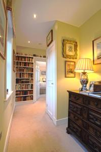 una biblioteca con una scrivania con una lampada di Ingram House Bed & Breakfast ad Alnwick