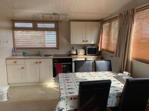 Imagen de la galería de Dartmouth 2 Bed Detached Chalet Number 144, en Dartmouth