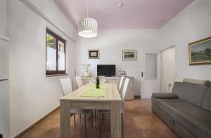 ein Wohnzimmer mit einem Tisch und einem Sofa in der Unterkunft Karmelo Appartment Davorka in Rovinj