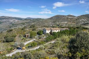 z góry widok na dom w górach w obiekcie Hotel Rural Fuente La Teja w mieście Güéjar-Sierra