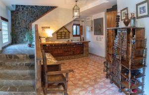 una habitación con una mesa y una barra con estanterías de vino en Hotel Rural Fuente La Teja en Güéjar-Sierra