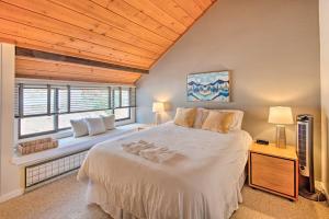 Un dormitorio con una gran cama blanca y una ventana. en Lincoln Condo with Amenities and Shuttle to Loon!, en Lincoln 28 fotos más