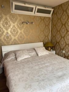 een slaapkamer met een bed met een wit dekbed bij Iva Apartment Split in Split