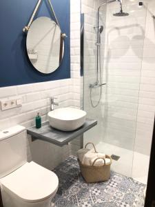 a bathroom with a toilet and a sink and a shower at Apartamento La Habana Vieja in Jerez de la Frontera