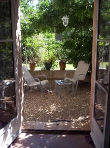 een terras met stoelen en een tafel bij Les Glycines in Grimaud
