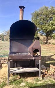 um grelhador ao ar livre com um fumador num campo em Casa Uliveto in Molino Vitelli em Casella