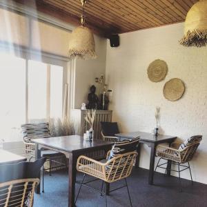 ein Restaurant mit Tischen und Stühlen in einem Zimmer in der Unterkunft Hotel Panta Rhei Cadzand-Bad in Cadzand