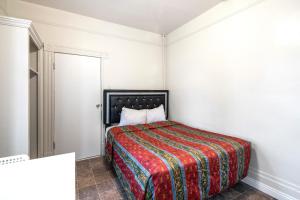 Posteľ alebo postele v izbe v ubytovaní Mariachi Plaza Hotel