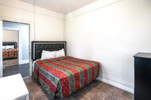 Posteľ alebo postele v izbe v ubytovaní Mariachi Plaza Hotel