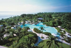 麥克坦的住宿－Shangri-La Mactan, Cebu，享有度假村游泳池的空中景致