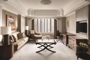 Uma TV ou centro de entretenimento em Shangri-La Jakarta
