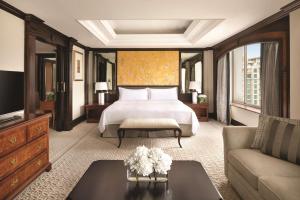 Cama ou camas em um quarto em Shangri-La Jakarta