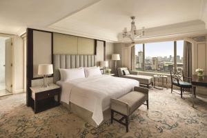 Cama ou camas em um quarto em Shangri-La Jakarta