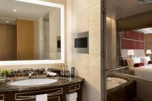 a bathroom with two sinks and a large mirror at Shangri-La Tokyo in Tokyo